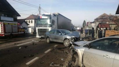 Un copil şi un bărbat au fost răniţi într-un accident rutier cu două autoturisme şi un TIR