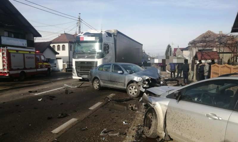 Un copil şi un bărbat au fost răniţi într-un accident rutier cu două autoturisme şi un TIR