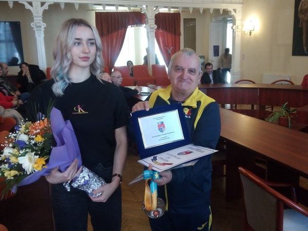 Caransebeşul îşi onorează campionii – Georgiana Copăceanu e cel mai nou cetăţean de onoare al municipiului