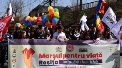 Sute de cărăşeni prezenţi la „MARŞUL PENTRU VIAŢĂ”