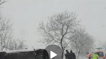 [VIDEO] Iarna nu se dă bătută! Accident mortal pe DN 58