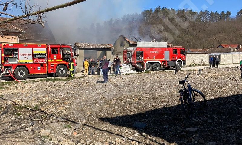 O casă din Câlnic a fost mistuită de flăcări