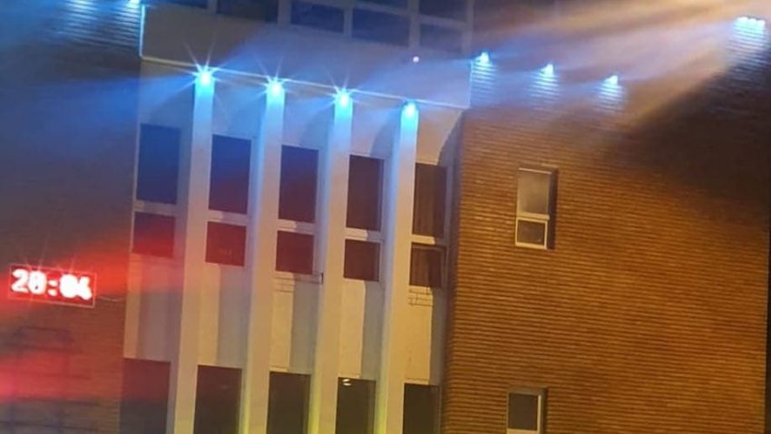 Clădirea Primăriei Reşiţa, iluminată în culorile drapelului Ucrainei