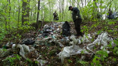 [AUDIO-FOTO] Peste 200 kg de deşeuri, colectate de rangerii Parcului Naţional Semenic-Cheile Caraşului la limita UAT-urilor Reşiţa şi Caraşova