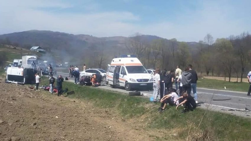 Accident rutier la Teregova: Zece persoane rănite, dintre care cinci minori. Traficul a fost reluat