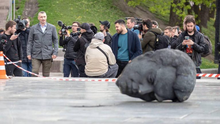 Kievul a început să demonteze monumentul „Prietenia Popoarelor”, instalat în anii 1980 pentru a celebra unitatea dintre popoarele ucrainean și rus sub auspiciile Uniunii Sovietice