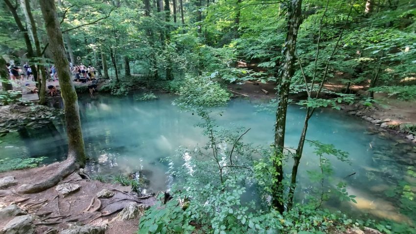 [AUDIO-FOTO] Un monument al naturii din Caraş-Severin a fost transformat în ştrand de câţiva turişti