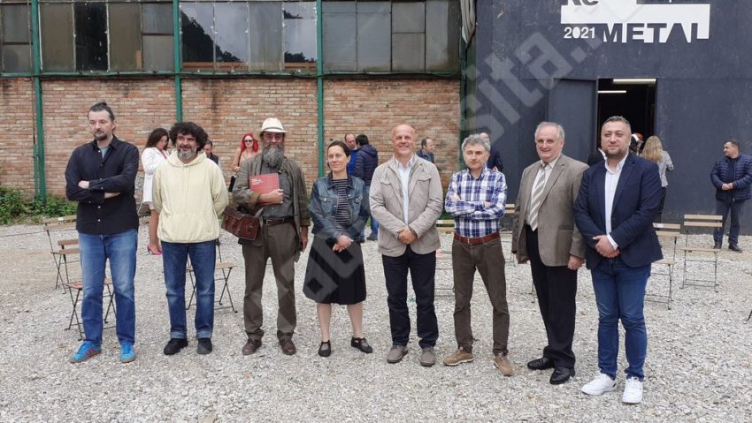 [AUDIO-FOTO] Hala Minda găzduiește cea de-a doua ediție a simpozionului „ReMetalSculptură Reșița 2022„. Şase plasticieni români vor face artă urbană pe malurile Bârzavei