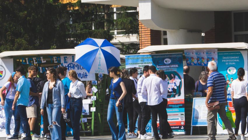 [FOTO] Elevii din anii terminali sunt aşteptaţi la Târgul Ofertelor Educaţionale de la Reşiţa