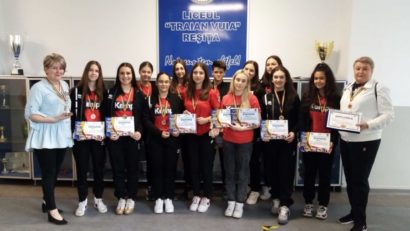 [FOTO-AUDIO] Succes reşiţean la Olimpiada Naţională a Sportului Şcolar! Handbalistele Liceului Traian Vuia, pe podiumul turneului final