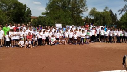 [FOTO-AUDIO] Maraton atletic la Reşiţa! Sute de copii s-au întrecut la cea de-a doua ediţie a Memorialului Iosif Măzăran￼