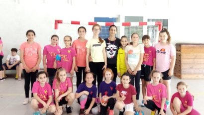 Handbal şi distracţie la Moşniţa Nouă! Fetele de la CSM Reşiţa se pregătesc pentru ultimul festival de minihandbal din acest sezon