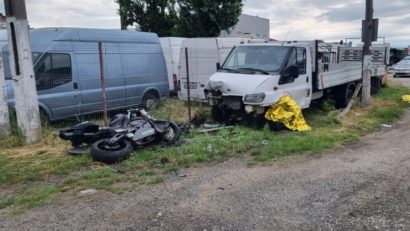 [FOTO] Grav accident în judeţul Arad. Un bărbat a plătit cu viaţa pentru o clipă de neatenţie