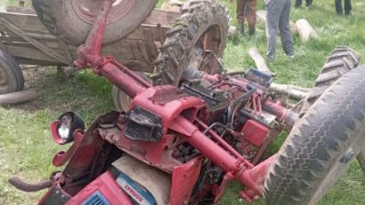 Un bărbat a decedat după ce un tractor a căzut peste el