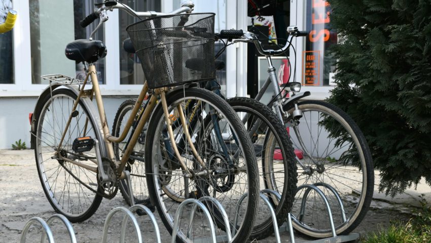 5 biciclete donate vor fi recondiționate, colorate și puse la dispoziția timișorenilor de către Asociația Teatru Pentru Tine