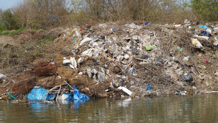 Primul studiu privind cantitatea de microplastic transportată de Dunăre a început în România