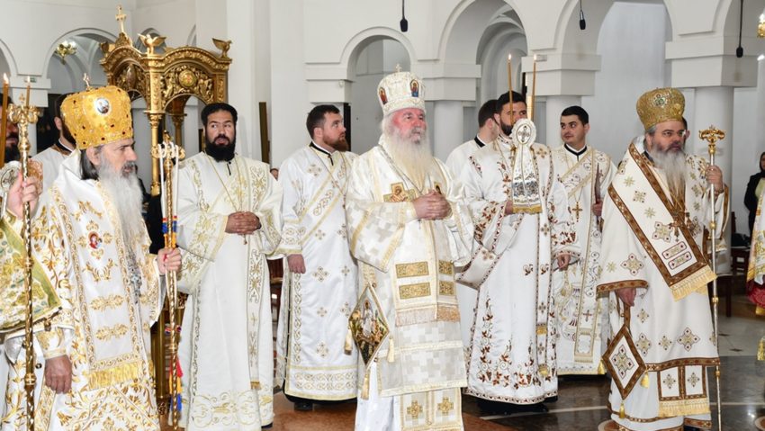 [AUDIO-FOTO] Hramul Catedralei Episcopale din Caransebeş a reunit 12 ierarhi şi sute de credincioşi