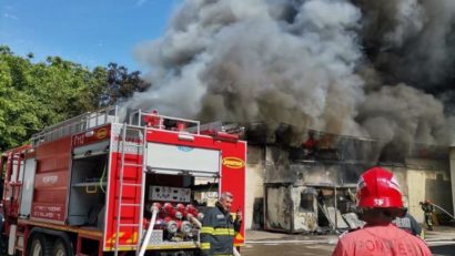 VIDEO Incendiu puternic la un depozit din Timişoara