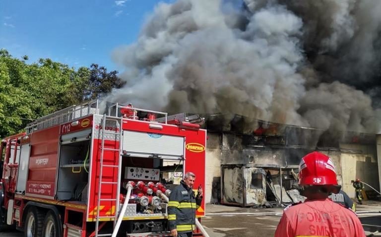 VIDEO Incendiu puternic la un depozit din Timişoara