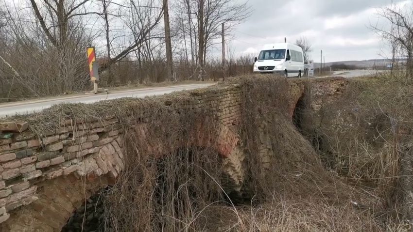 Circulația pe DJ 572, în zona podului din intravilanul comunei Berzovia a fost închisă