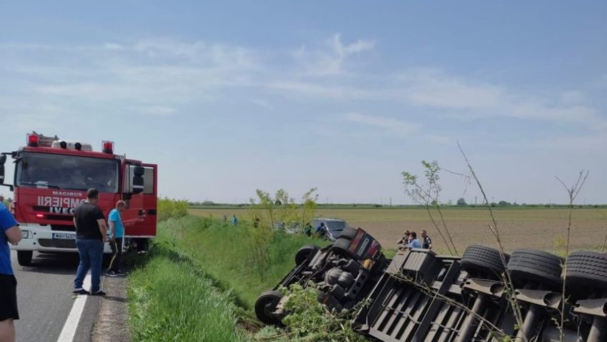 Arad: Un cetăţean din Ungaria a murit după ce s-a răsturnat cu TIR-ul pe care îl conducea, pe DN 79A