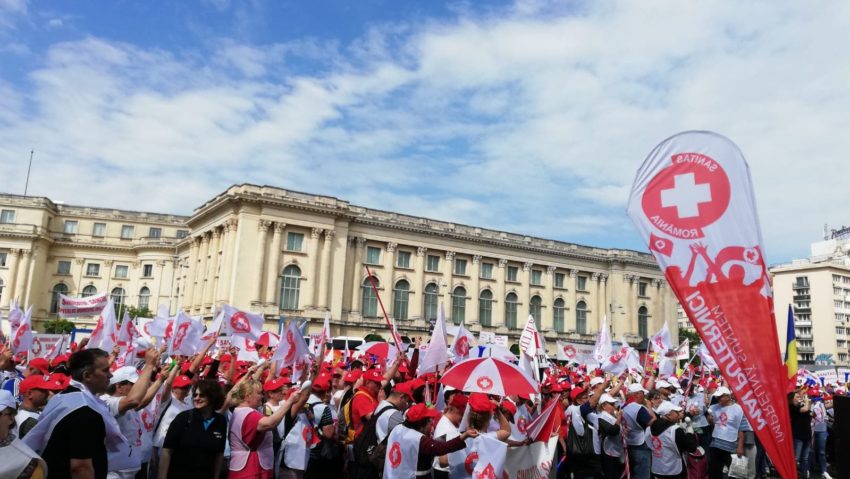 [VIDEO-FOTO] Peste 10.000 de membri ai Federaţiei Sanitas protestează în faţă Guvernului. Şi Sanitas Caraş-Severin participă la miting