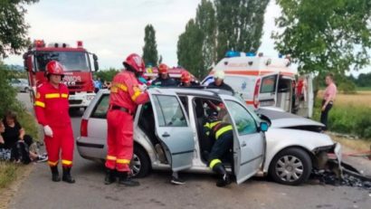 Opt persoane, între care cinci minori, rănite într-un accident, în apropiere de Haţeg