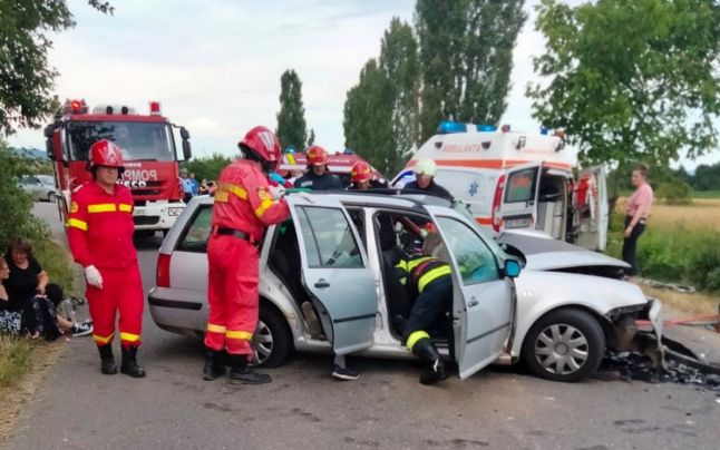 Opt persoane, între care cinci minori, rănite într-un accident, în apropiere de Haţeg