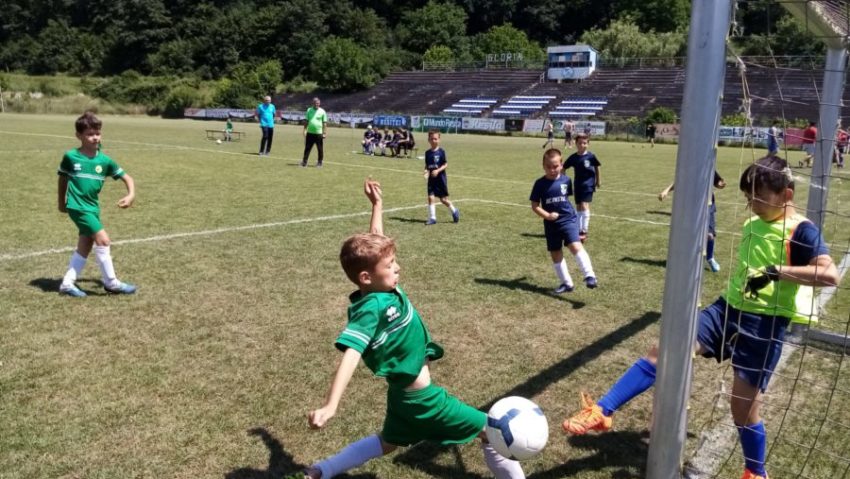 [FOTO-AUDIO] Schimb de experienţă fotbalistică! Clubul Mundo a organizat Turneul Speranţelor