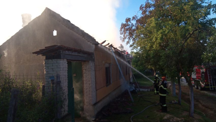 [FOTO] Incendiu la o casă din Valeadeni din Caraş-Severin