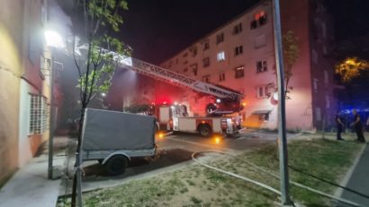 Arad: Incendiu izbucnit într-un bloc; zece persoane au avut nevoie de îngrijiri medicale