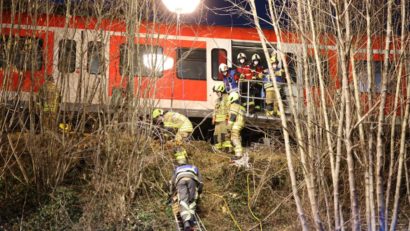 [VIDEO] Grav accident feroviar în Germania. Un tren plin cu pasageri a deraiat în Bavaria. Cel puțin 4 morți și 30 de răniți.