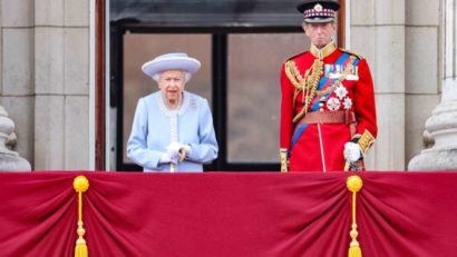 VIDEO Jubileul de Platină: Regina Elisabeta a II-a, aclamată de zeci de mii de persoane la apariţia în balconul Palatului Buckingham