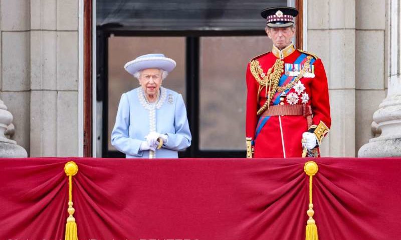 VIDEO Jubileul de Platină: Regina Elisabeta a II-a, aclamată de zeci de mii de persoane la apariţia în balconul Palatului Buckingham