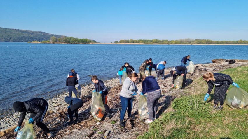 [FOTO] Sufocaţi de gunoaie. Aproape 80 de tone de deşeuri abandonate au fost adunate în Caraş-Severin