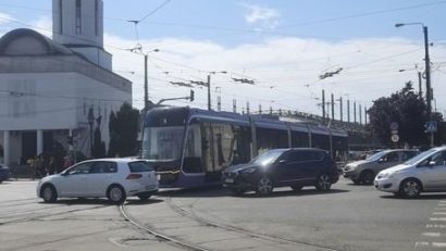 Tramvaiul  de 2 milioane de euro a rămas blocat într-o intersecție, în prima sa cursă în Timișoara, timp de 15 minute