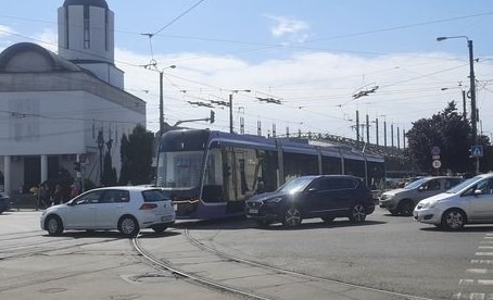 Tramvaiul  de 2 milioane de euro a rămas blocat într-o intersecție, în prima sa cursă în Timișoara, timp de 15 minute