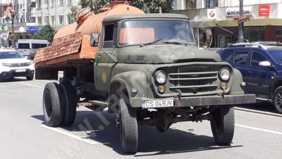 [FOTO] Pasionatul de autovehicule de mare tonaj, Petru Filca din Iabalcea, îşi măreşte colecţia