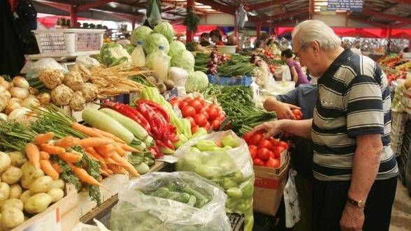 [AUDIO] Legumele şi fructele proaspete sunt la mare căutare în zilele toride de vară, însă de unde le cumpărăm: de la piaţă sau de la supermarket?