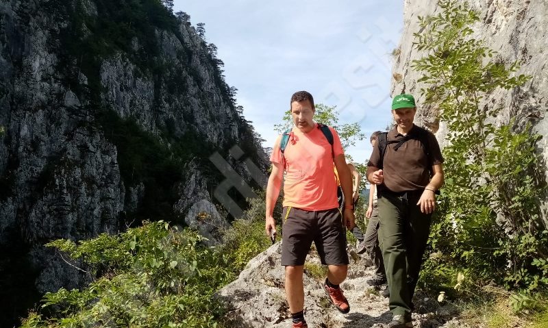 [FOTO/AUDIO] Ministrul Mediului, Tánczos Barna în drumeție pe Cheile Țăsnei din Parcul Național Domogled Valea Cernei 