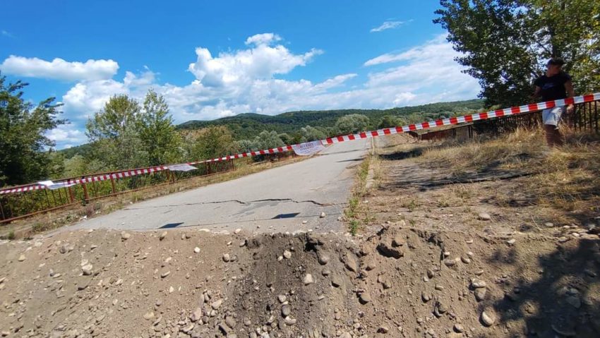 [FOTO] Acces interzis din cauza pericolului de surpare a unui important pod de pe râul Timiş