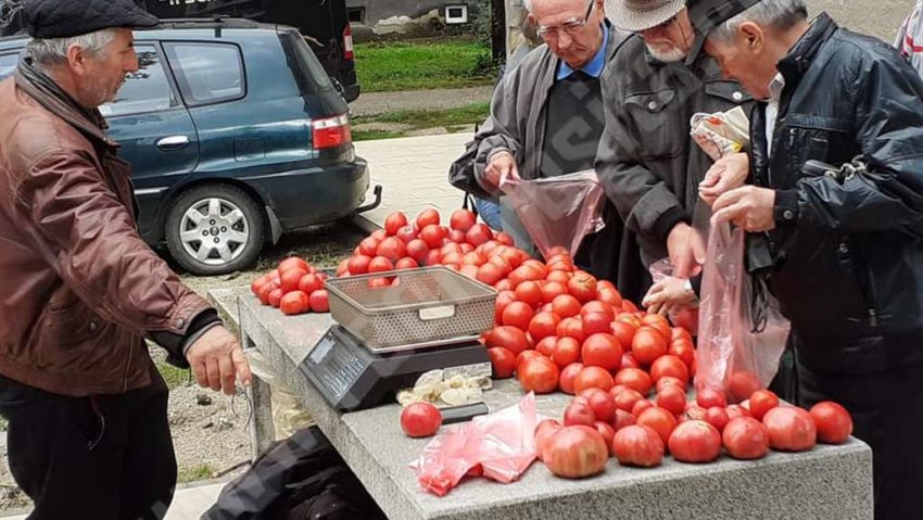 [AUDIO-FOTO] Piaţa volantă, mană cerească pentru pensionarii din Reşiţa