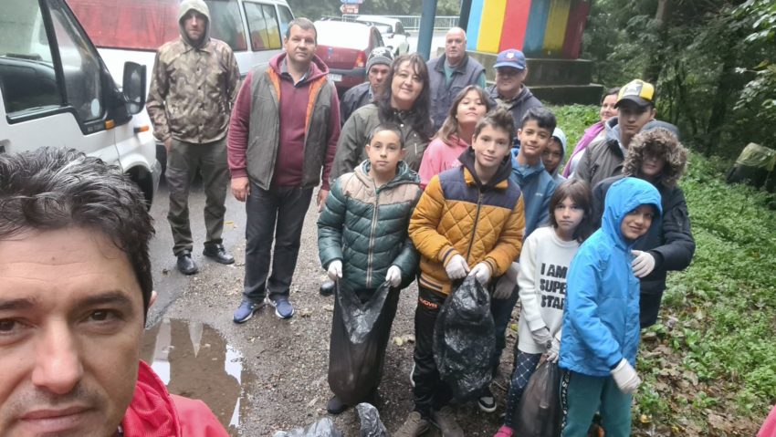 [FOTO] Peste 50 de voluntari s-au alăturat campaniei de curăţenie naţională la Iabalcea şi Anina