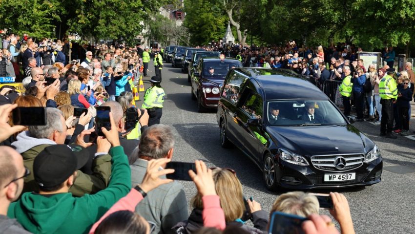 [VIDEO] Moartea Reginei Elisabeta a II-a: De la Balmoral la Edinburgh, tăcere şi reculegere pe traseul cortegiului funerar