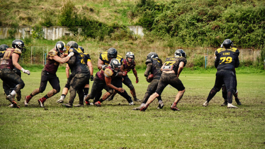 [AUDIO] Fotbal american: Locomotivele au „tamponat” Titanii, în startul noului sezon