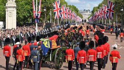 Procesiunea cu sicriul Elisabetei a II-a a ajuns la Palatul Westminster