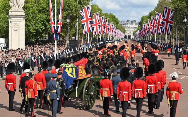 Procesiunea cu sicriul Elisabetei a II-a a ajuns la Palatul Westminster