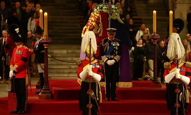 Charles al III-lea a vegheat alături de fraţii şi sora sa la sicriul reginei, la Londra