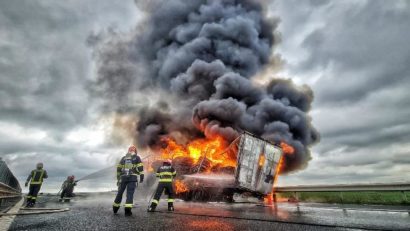 [FOTO-VIDEO] Camion în flăcări pe A1