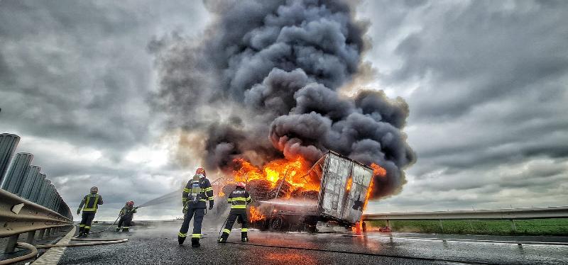 [FOTO-VIDEO] Camion în flăcări pe A1